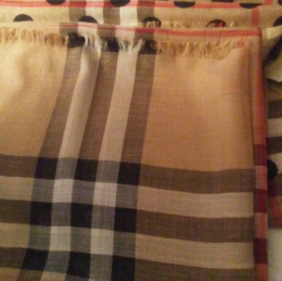Burberry scarves - Picture 1 of 4